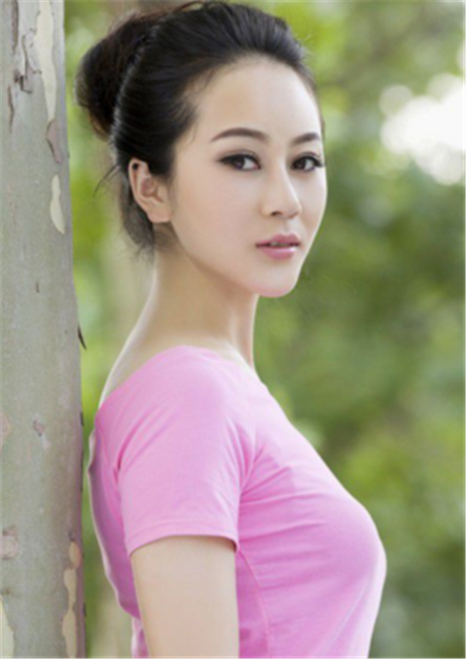 她在《金钗谍影》里饰演李妍,在现实生活中竟如此阳光性感!