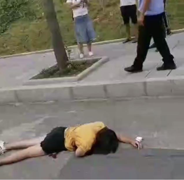 贵州遵义客车行驶中,短裙女子跳车死亡,一车人当时都懵了!