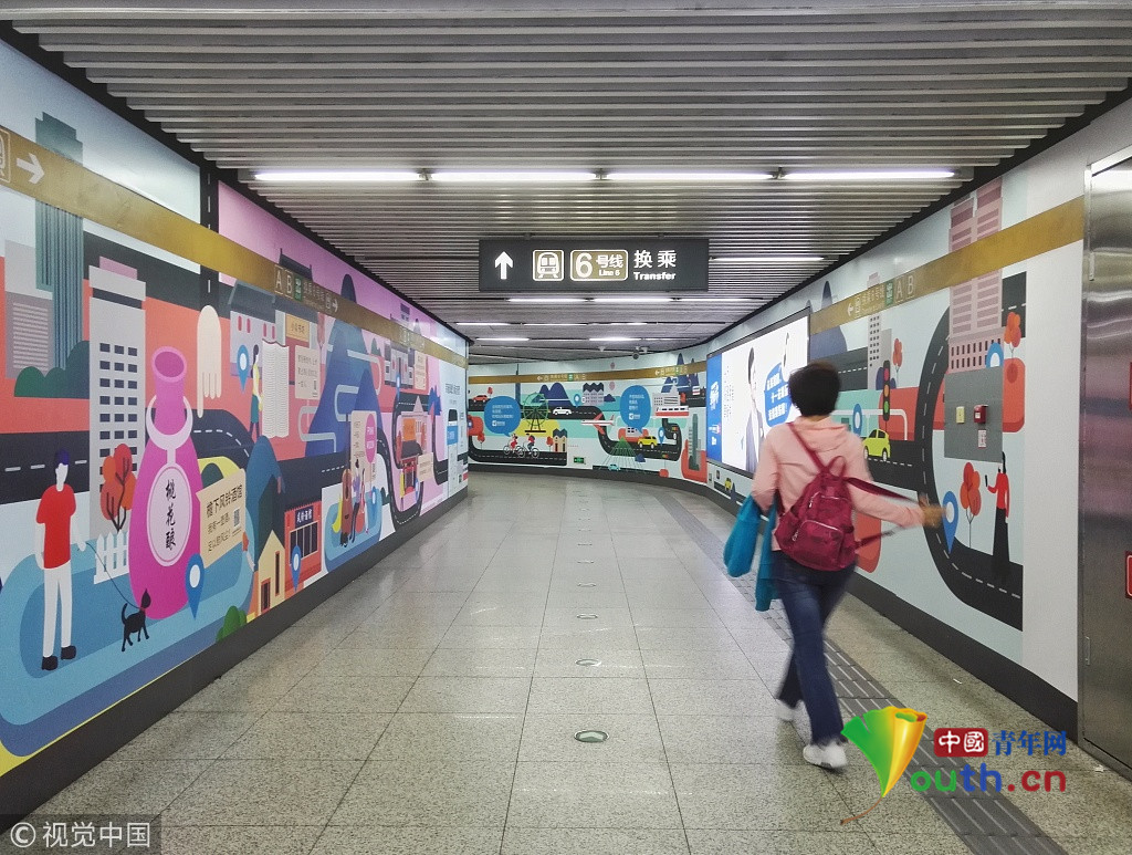 北京:"出行攻略"现身南锣鼓巷地铁站 游客不出站便可获取