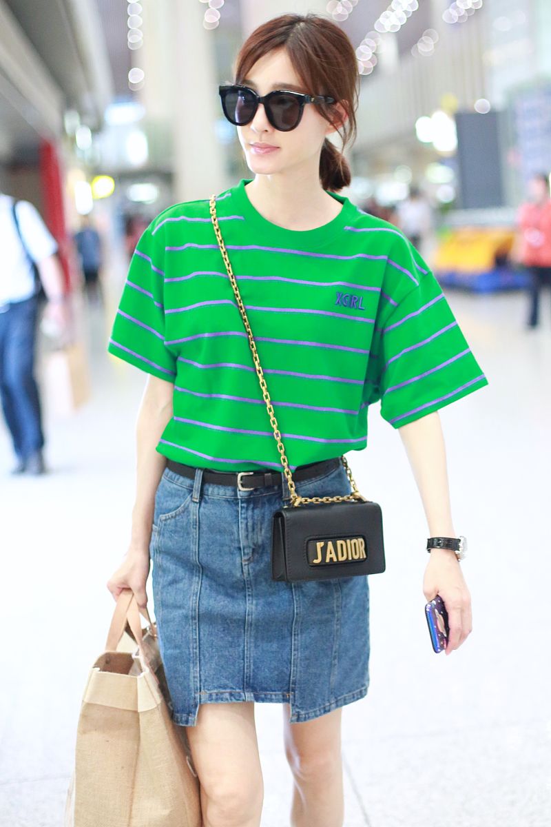 王丽坤街拍:x-girl条纹t恤牛仔短裙 jadior手袋vans球鞋清爽秀美腿