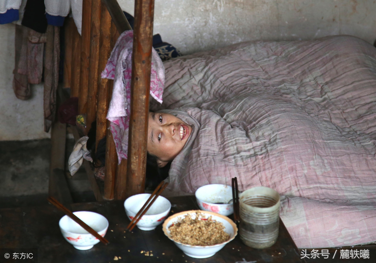 李香红和两个孩子每天只是吃一餐饭,有时根本不吃