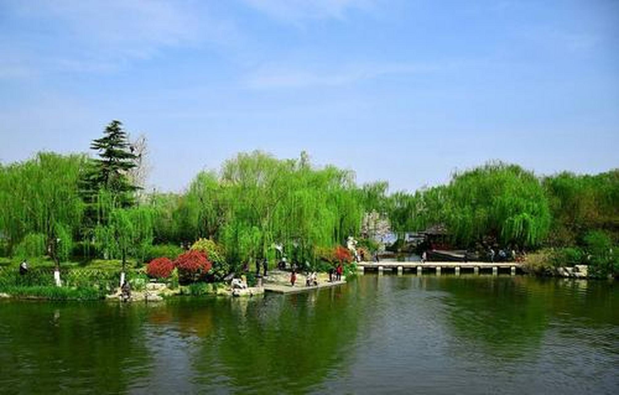 遇见美好##遇见好风景# 济南大明湖风景名胜区:铁公祠坐落在大煤