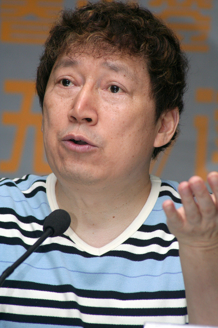 1989年,41岁的李春平娶了79岁的好莱坞影星,并继承100亿遗产,后来女