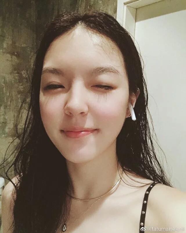 李咏17岁女儿晒素颜照,妈妈哈文带女回京生活,晒照片开始新生活