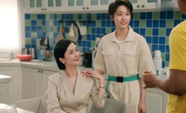 诸葛大力妈妈来公寓做客,看到正脸后,张伟和赵海棠反应成亮点