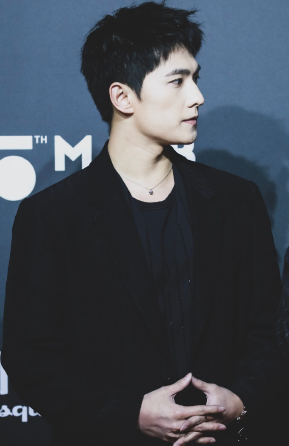 而他一身黑色装扮也是让他帅出了新高度,面对镜头的