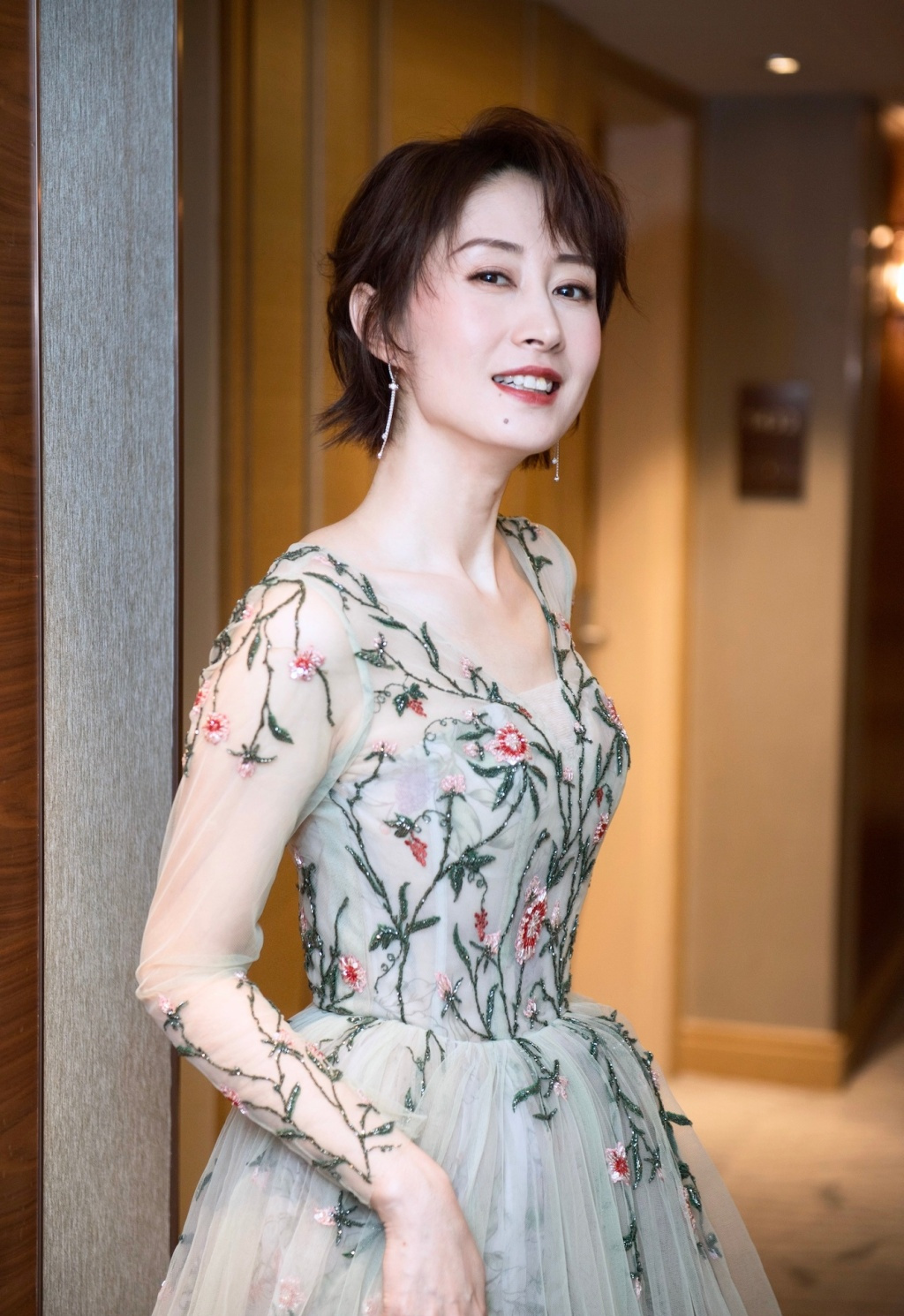 刘敏涛的"花仙子裙"火了,配"卡子耳坠"时尚又减龄,美回18岁