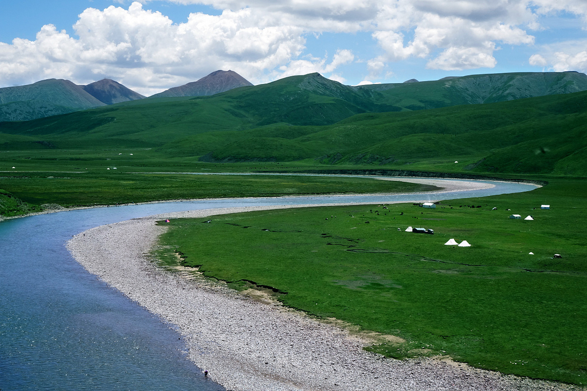 陪你一起看大海,你说喜欢小河弯弯,芳草青青