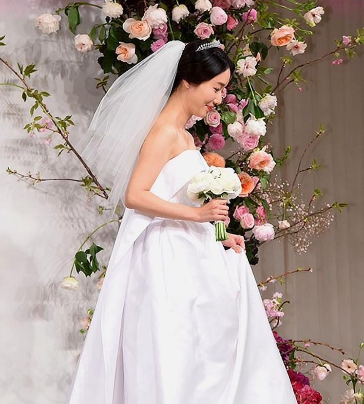 4月7日下午,韩国女艺人李贞贤在首尔某酒店举行了婚礼发布会.