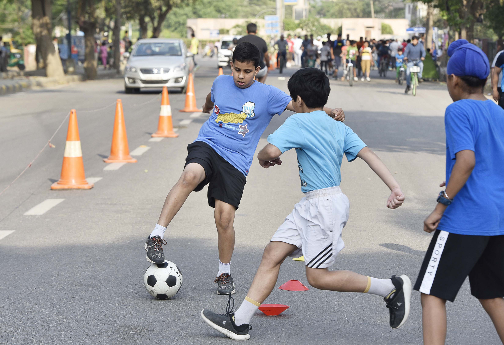 印度民众参加全国开放街道日活动  儿童街头展开足球赛