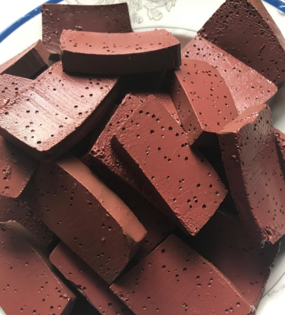 吃完猪血拉出黑便,真的在排毒吗?来看看事实是什么!