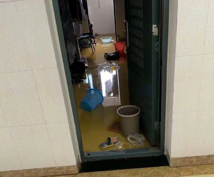 学生厕所吸烟将烟头丢进粪坑引起爆炸,楼下宿舍遭了秧