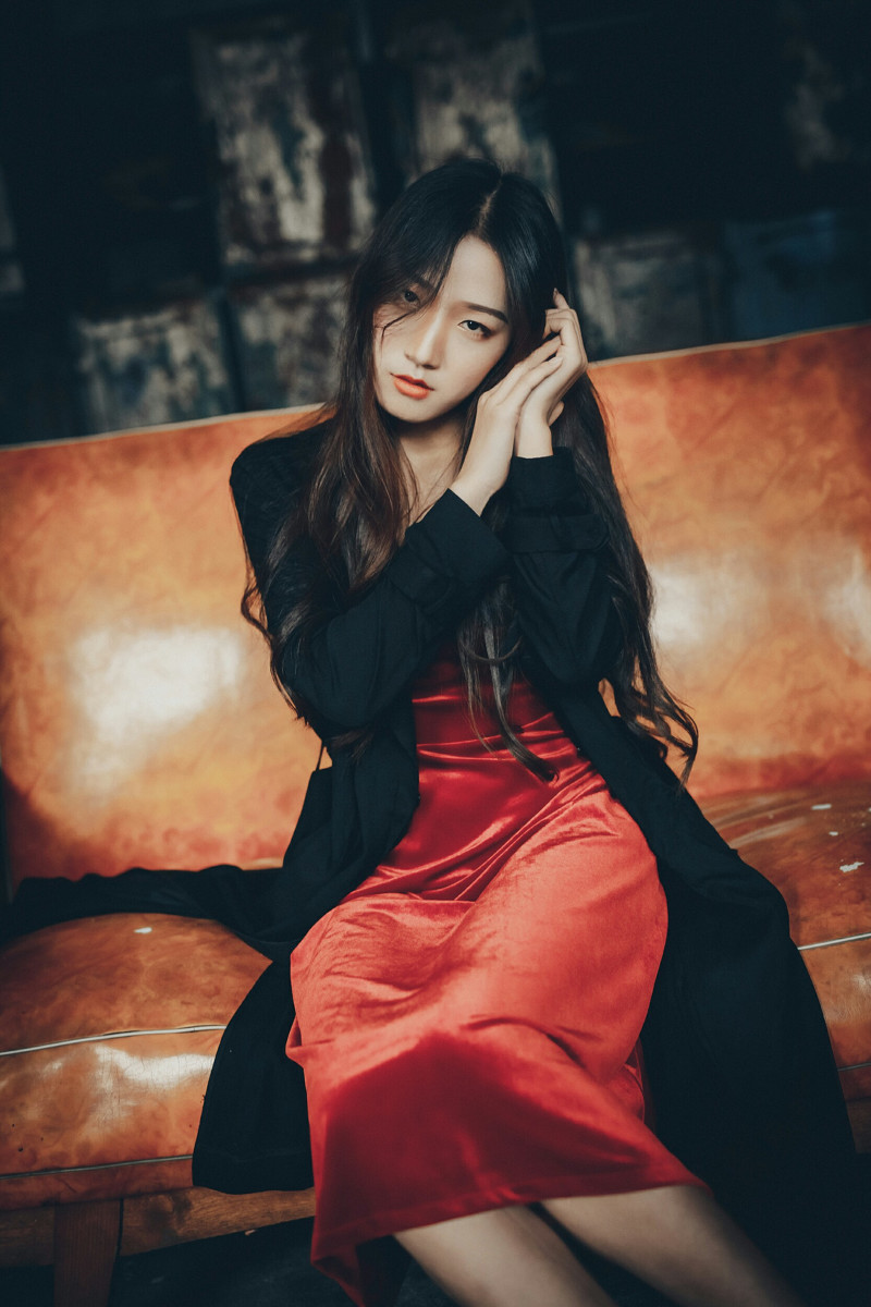 美图摄影:空荡昏暗的房间 红色感性的俏美女孩!