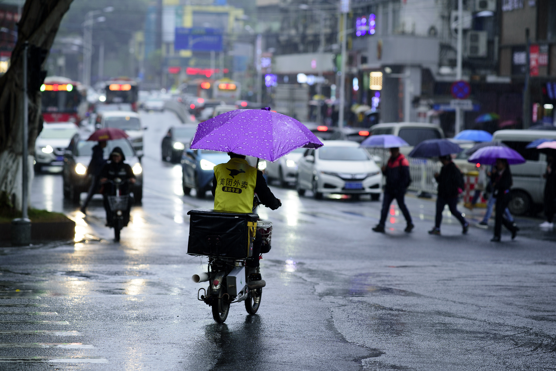 下雨的路口,人来人往,尽显人生百态