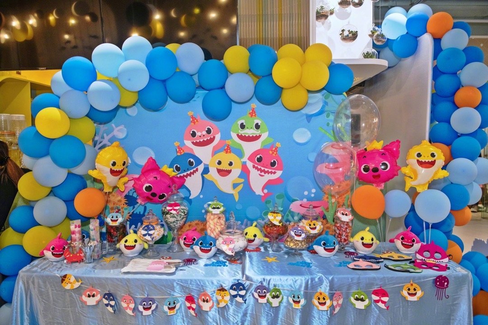 组图:胡杏儿办派对为儿子庆生 萌娃与鲨鱼宝宝合影开心非常