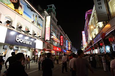 厦门步行街中山路夜景十分优美动人,来往行人众多