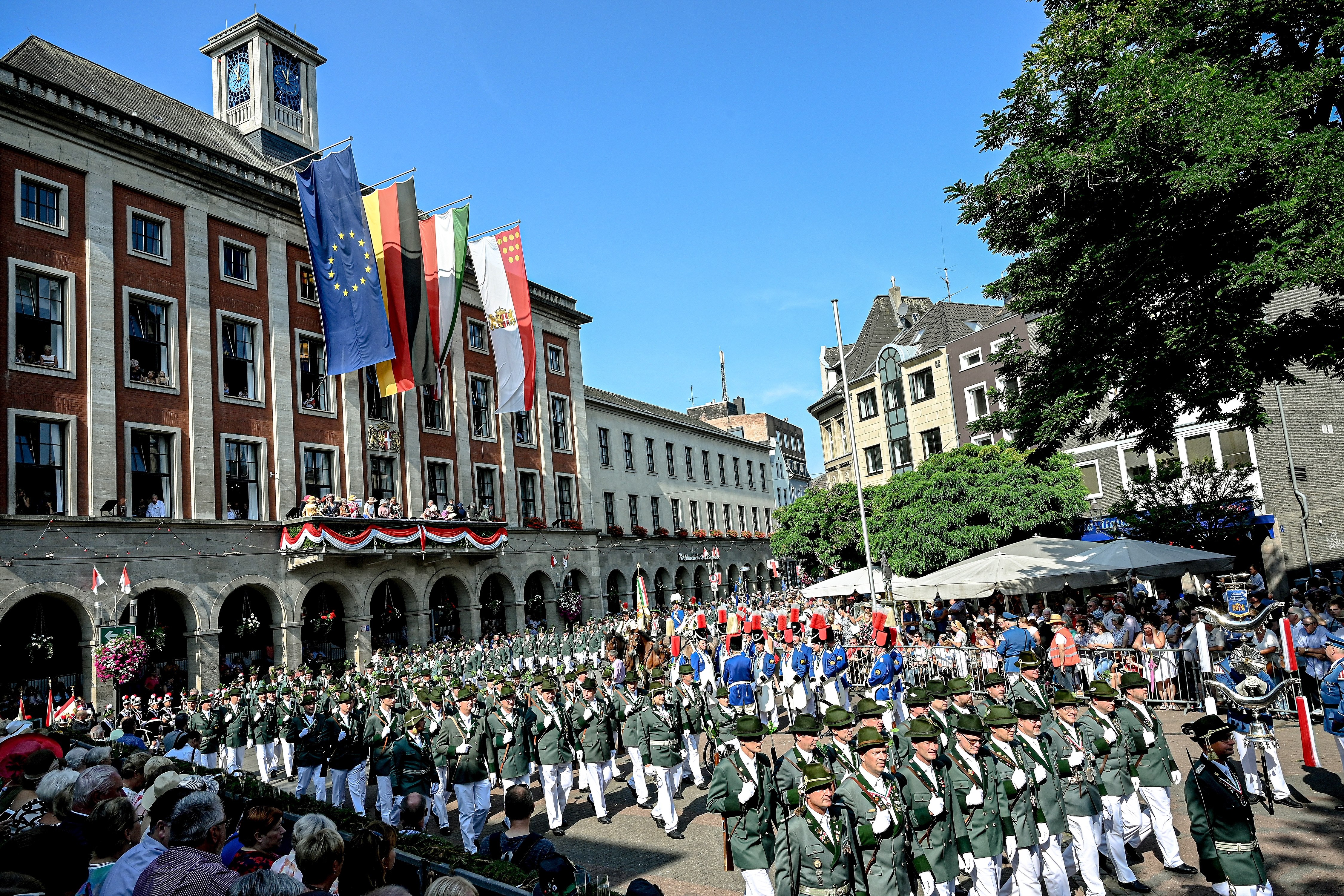 德国诺伊斯举行"神射手"大游行