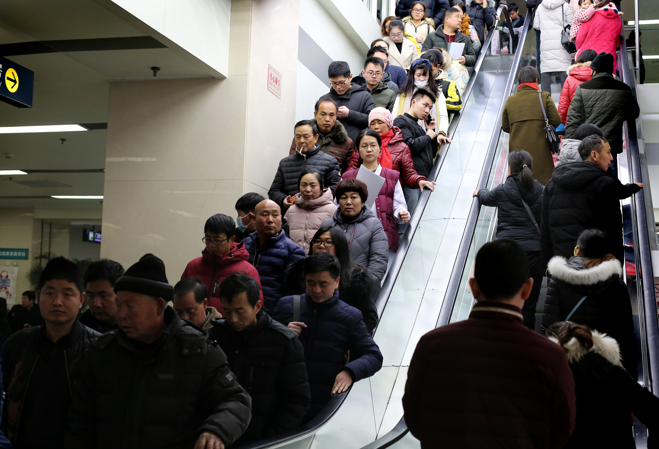 实拍全球最大医院:拥挤场面堪比春运,乘扶梯要排队