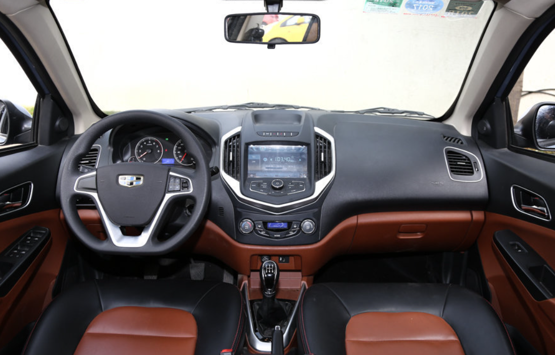 内饰风格属于耐看型,不夸张也不老气.