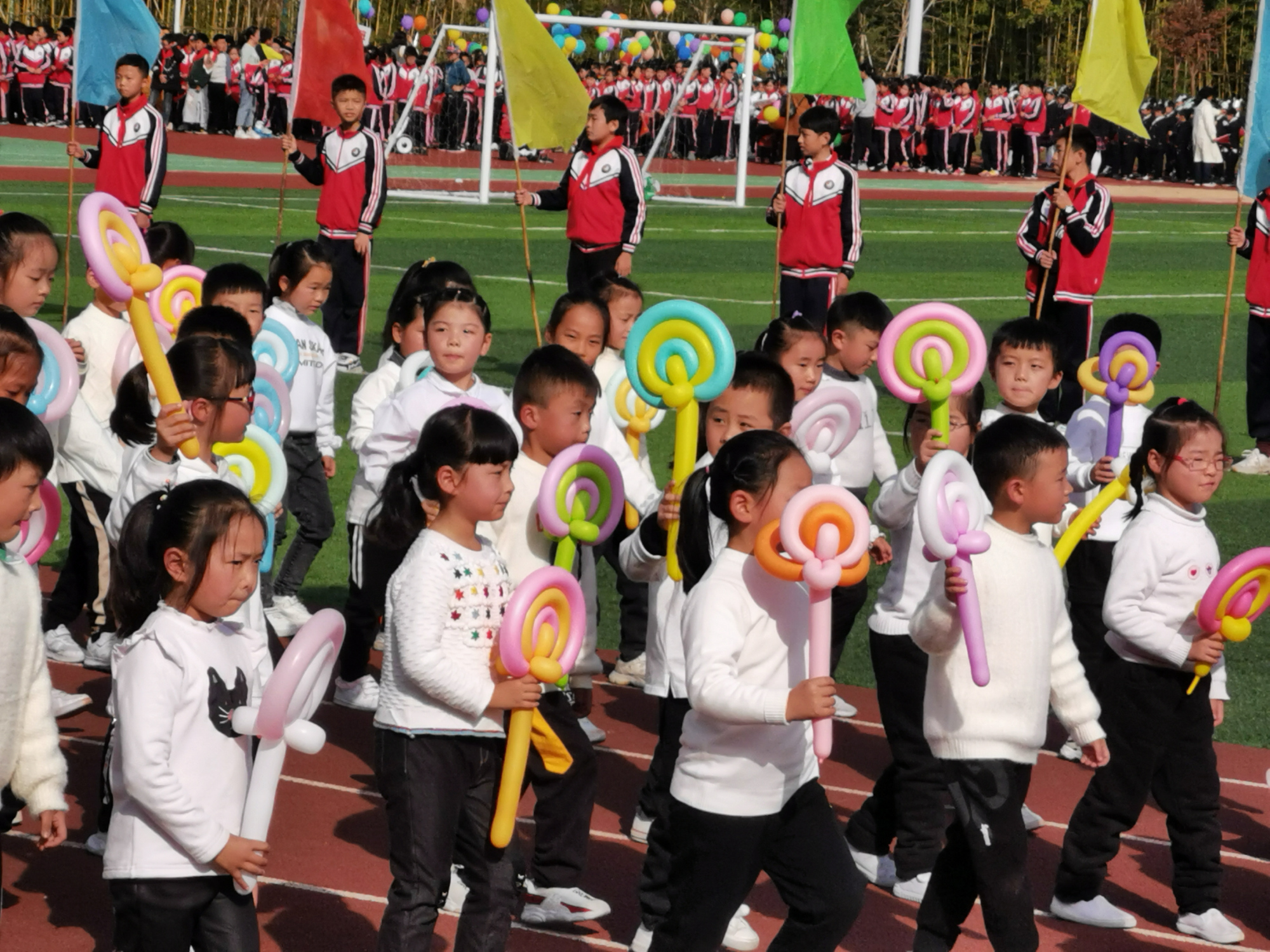 江苏东台:小学运动会入场式,师生萌翻了
