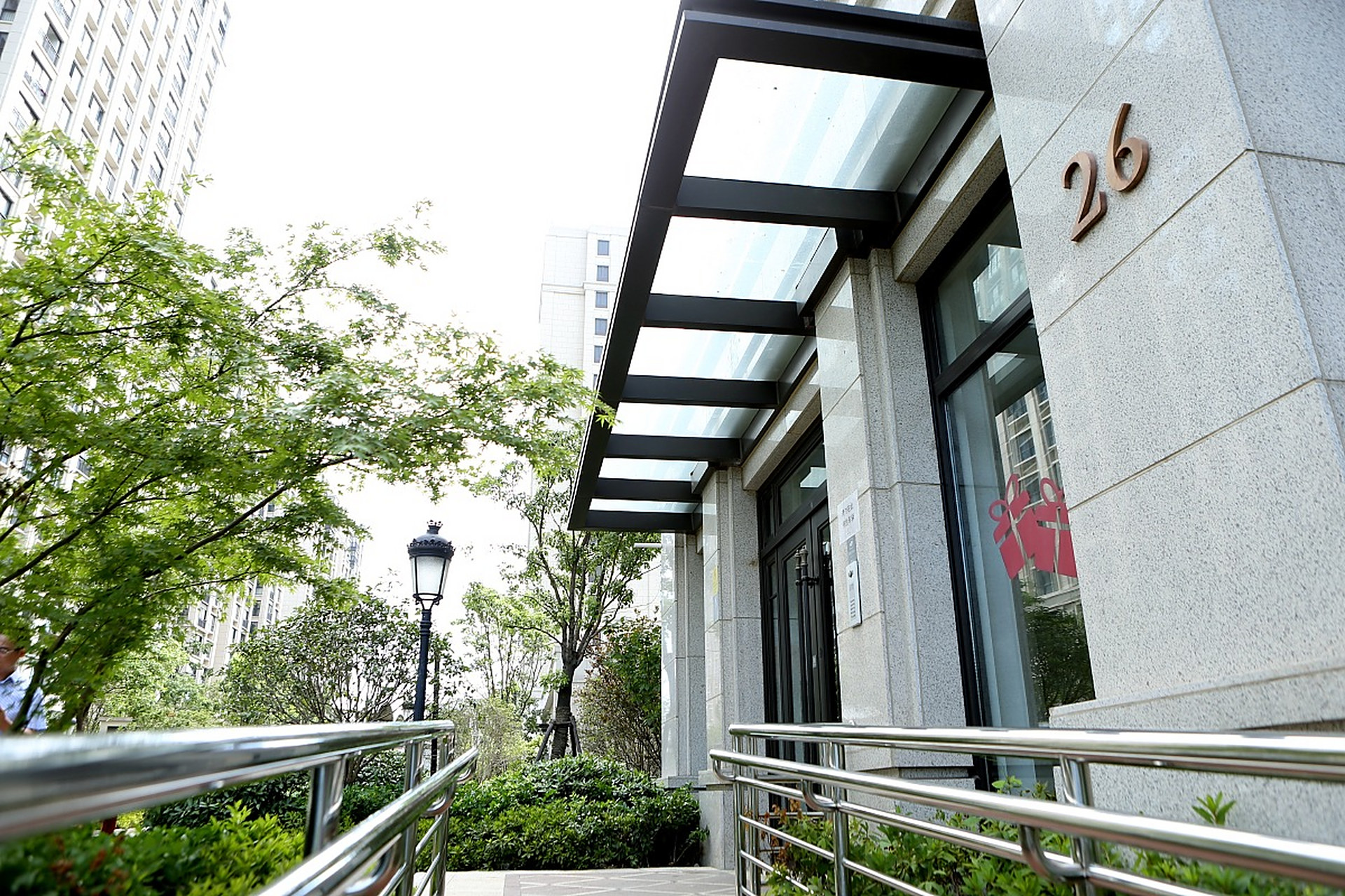 连廊房成了主力户型,优缺点都比较突出,那么房子的连廊是封闭的吗?