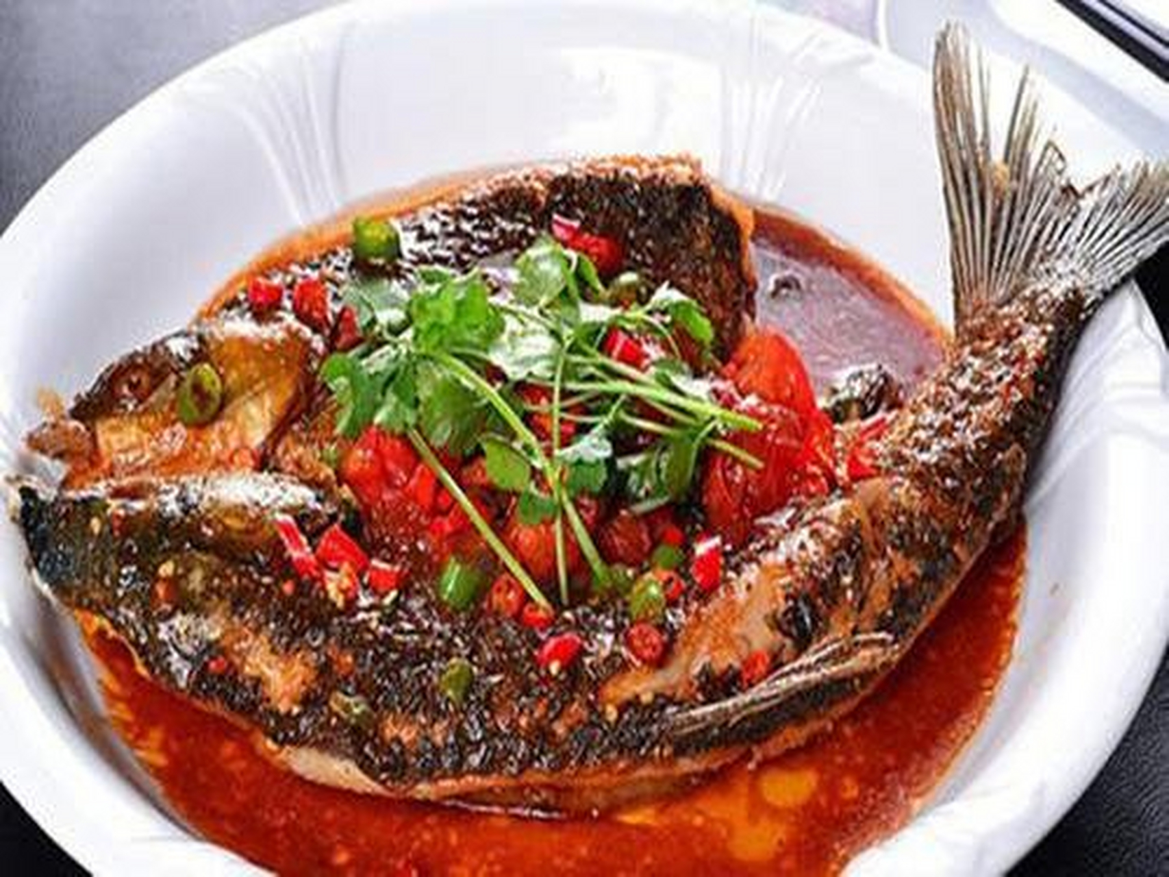 阳朔"啤酒鱼",是阳朔有名的地方特色菜,鱼肉鲜辣可口,无一丝鱼本身的