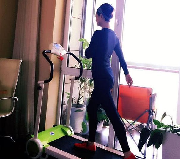 带你看张卫健住的豪宅,家里地面铺着高级木地板,装修也太豪华了