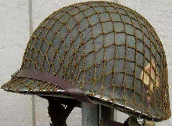 为什么二战时候日军的头盔上面有一层网呢,原来用处