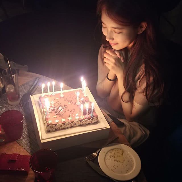 韩国女星裴秀智24岁生日,面对蛋糕不停摆pose甜美又可爱