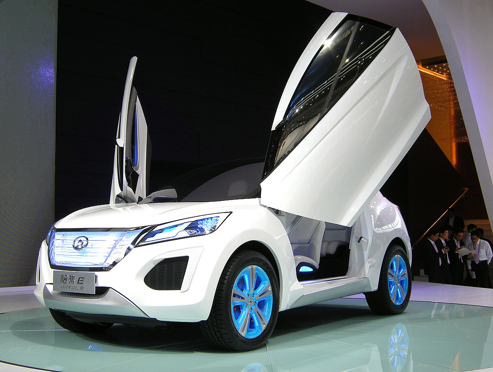 谈中国新能源车 华为余承东:倒闭或成为巨头  新浪财