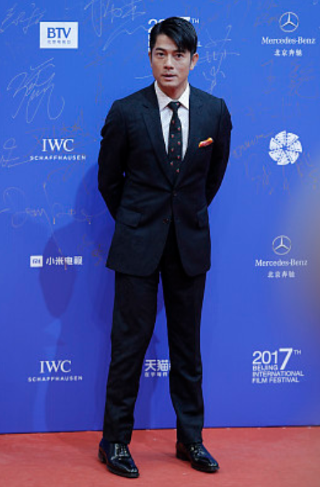 图二是剧中饰演孙悟空的郭富城,红毯上的他穿着一身深色的西装,看起来
