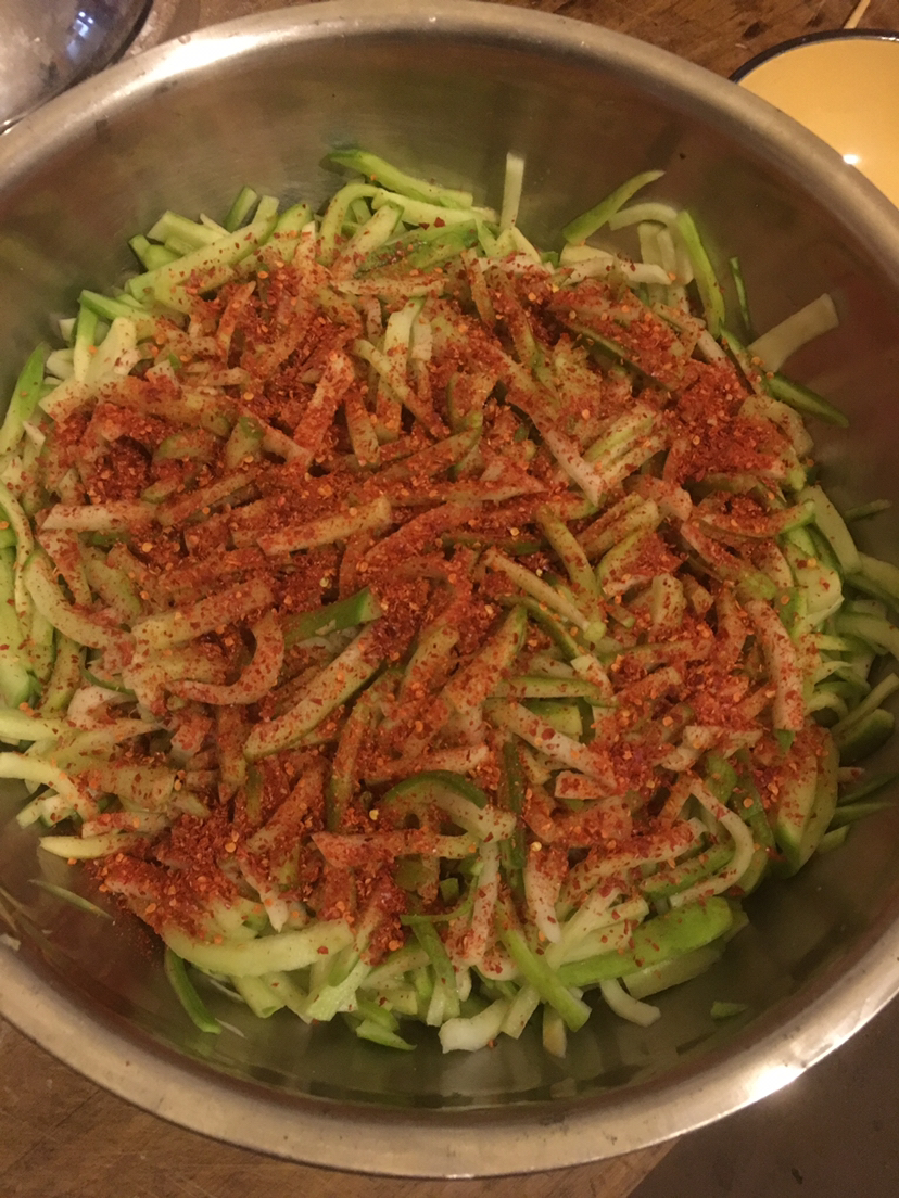 自制萝卜条,切一切,拌一拌,酸甜爽脆,比饭店卖的好吃