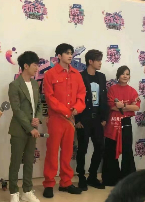 蔡徐坤罗志祥同台占c位,毫无滤镜,两人颜值高低一看便知