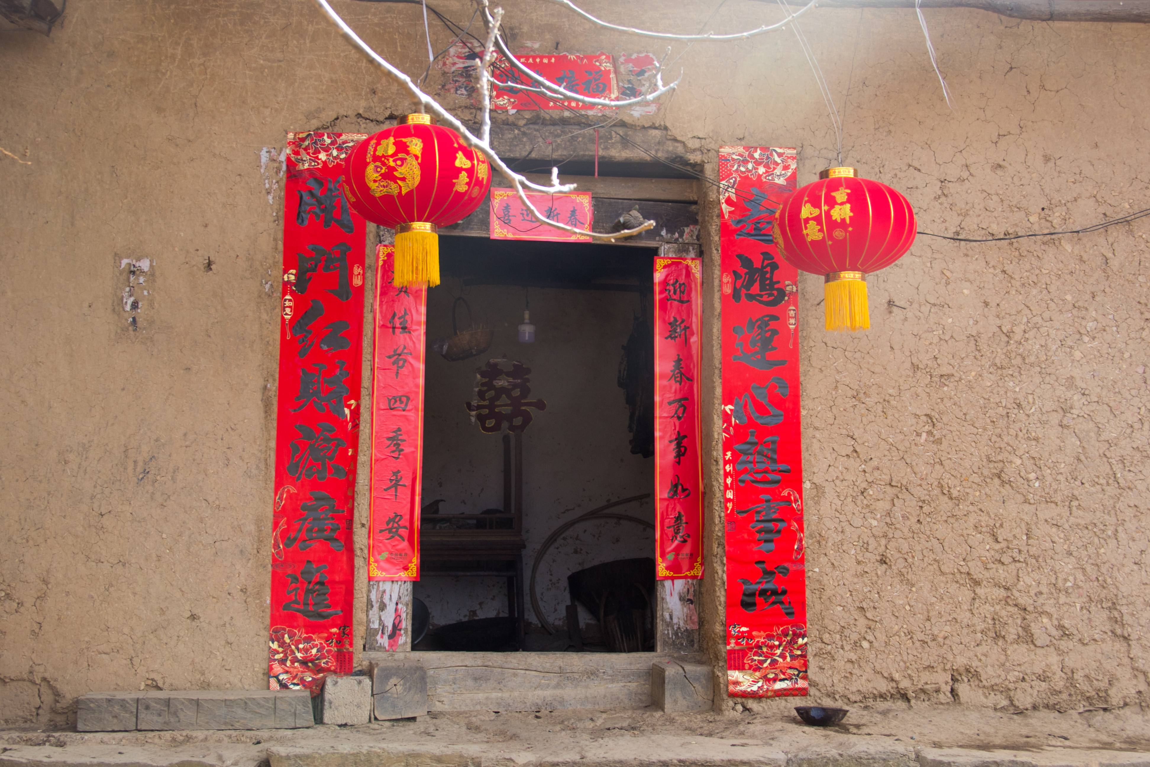 行走秦岭:墙上这个大红"囍"字,是这户人家最闪亮的地方