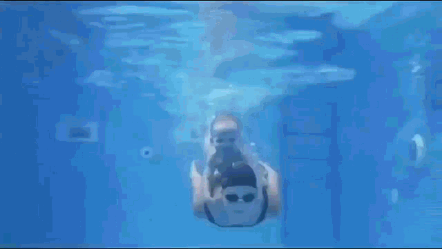 搞笑:没想到一家人游泳,会这么有趣的玩法,涨知识了!