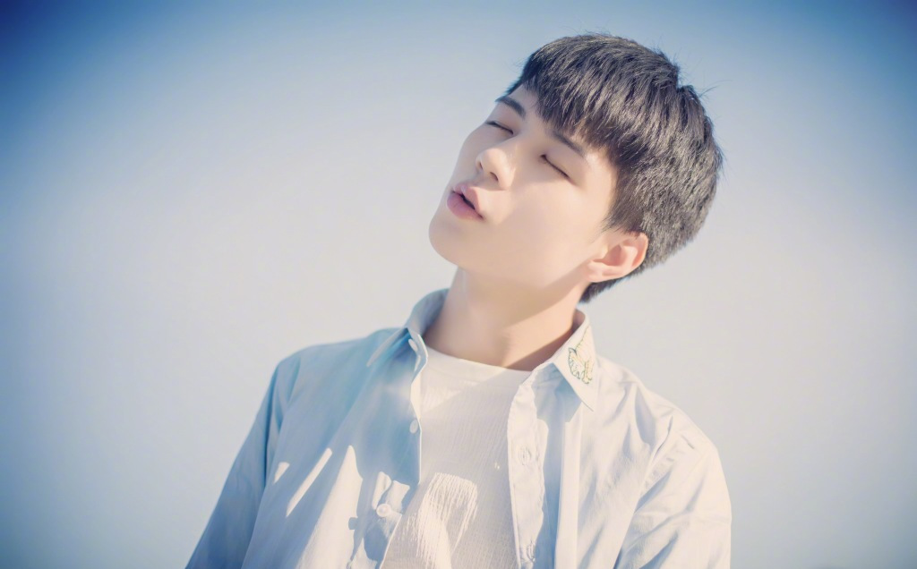 杨桐未参加变形计时由于帅气的外表在学校里也是"校草级"的人物,参加