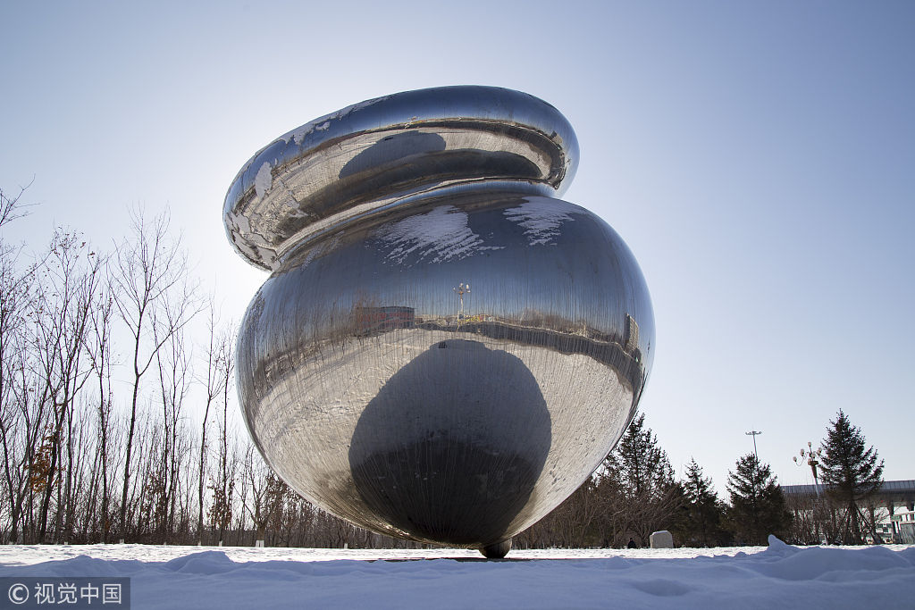 吉林市现巨大陀螺 高达两层楼重5吨