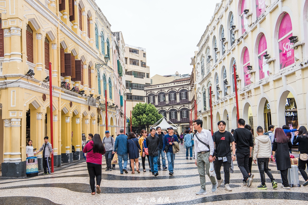 实拍澳门街景,当铺和钟表店成行成市,知名地段密密麻麻都是人!