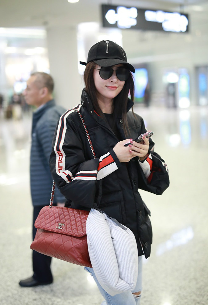 假装不怕冷?贾青穿面包服走机场 下身却穿了条破洞牛仔裤