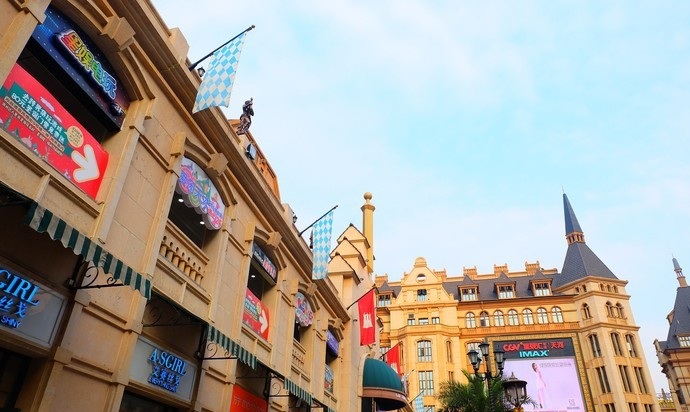 光谷步行街全长1350米被称作是世界最长纯步行商业街,对于当地人来说