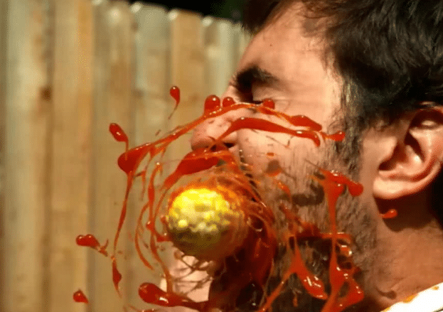 小哥挑战电钻吃玉米,镜头放慢8倍"太惊险",网友:还好牙结实