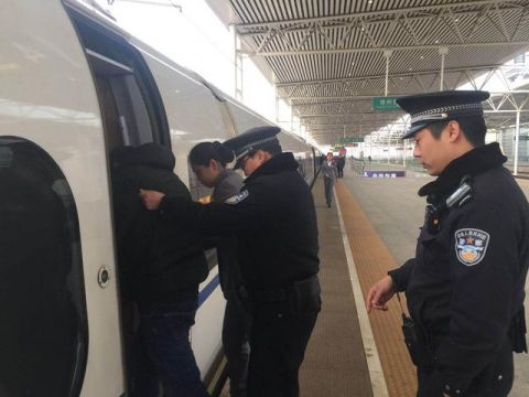 男性旅客醉倒滄州西站,鐵路民警幫忙送上列車