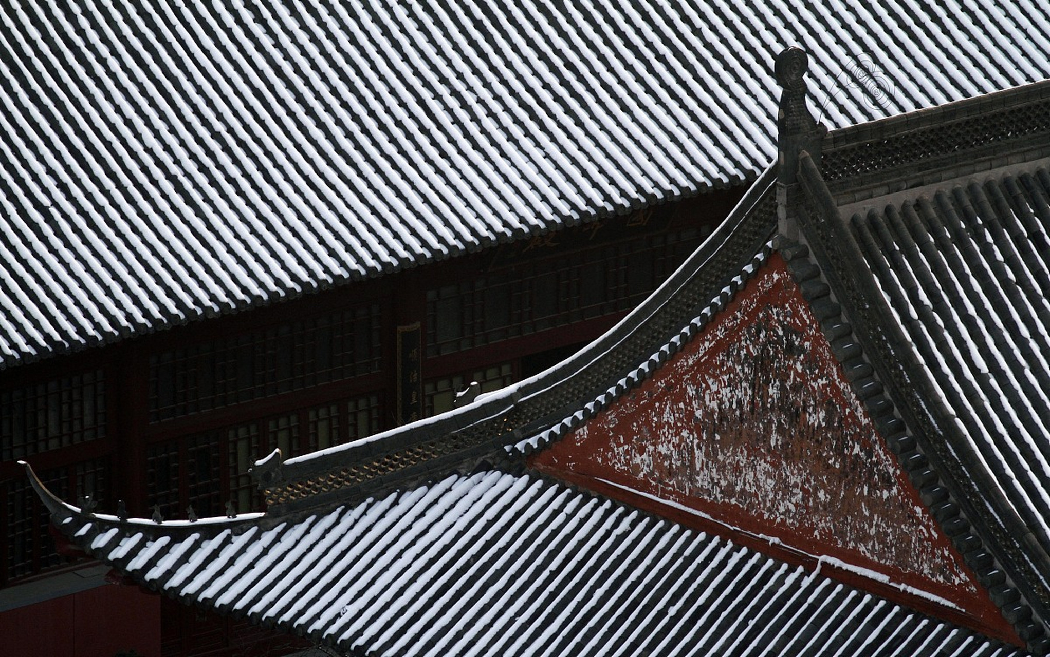 从明代开始,中国传统建筑的歇山式屋顶山花转变为封闭式,匠心独具.