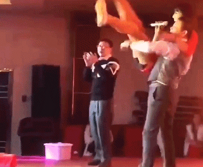 抱摔女演员撒币疯抢,必须叫停恶俗不雅的中国式年会!