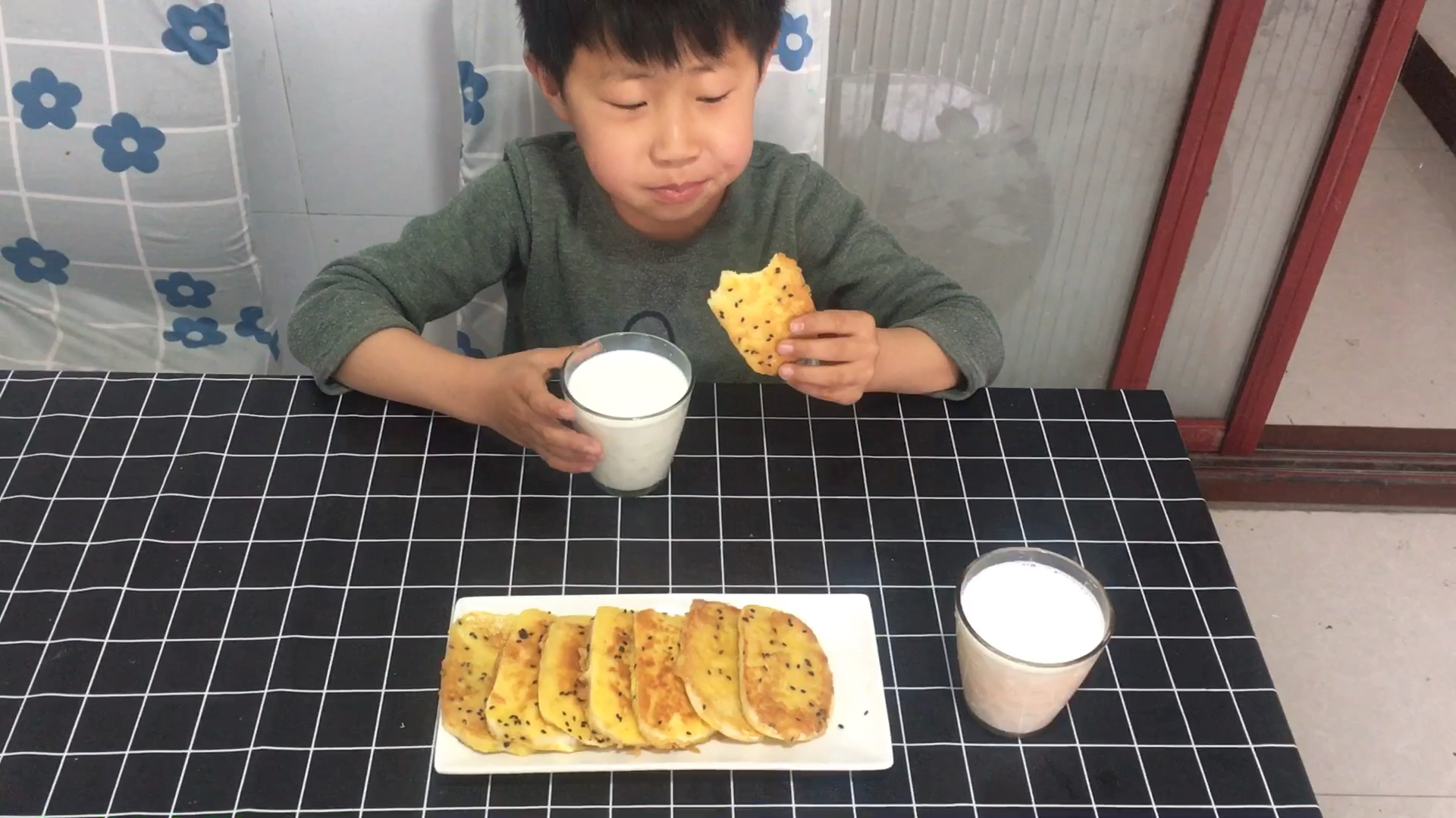 煎馒头片好吃有窍门,不要只裹鸡蛋液,多加1样东西,更加香
