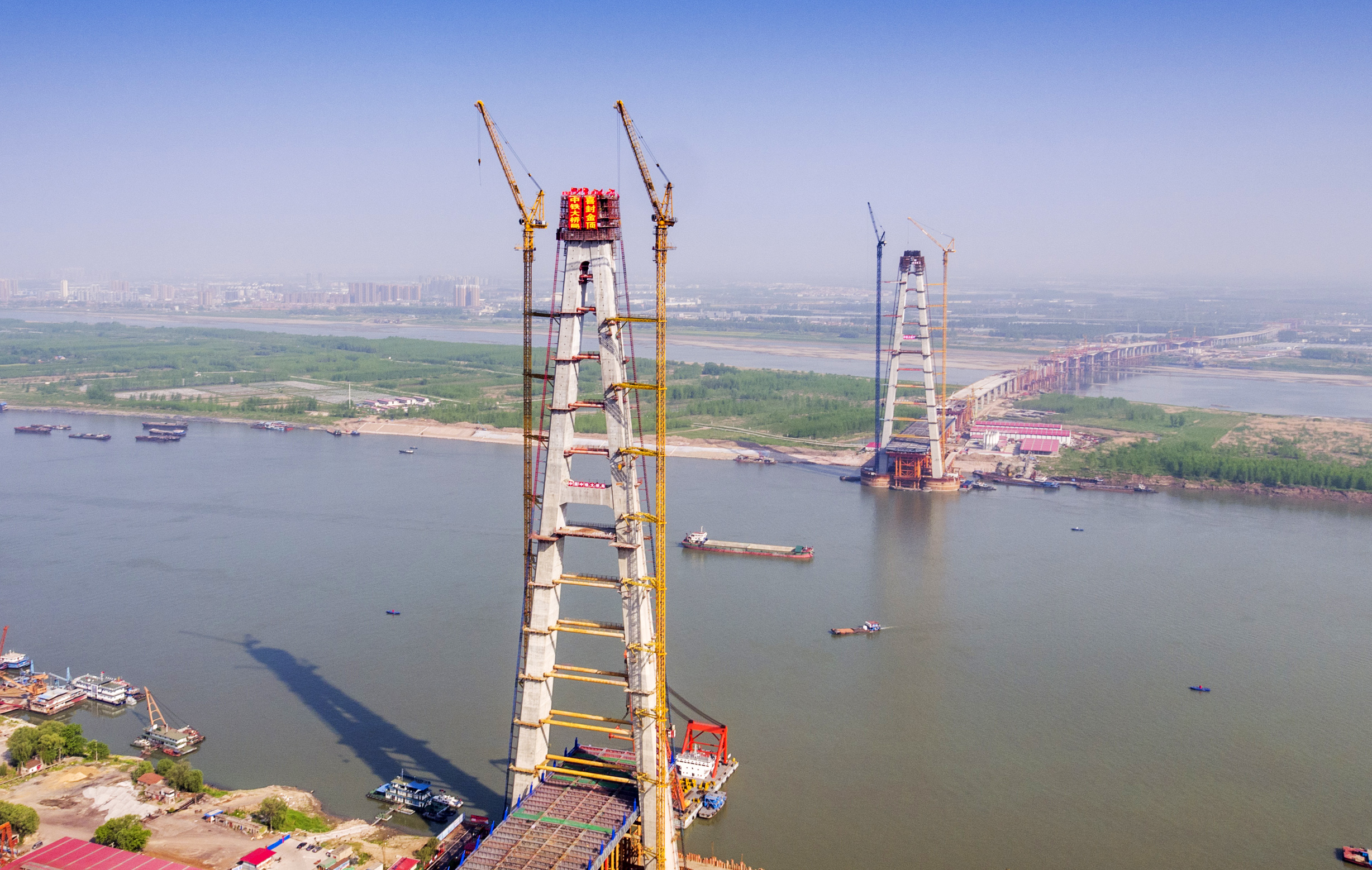 武汉青山长江大桥南岸主塔建成封顶(2)