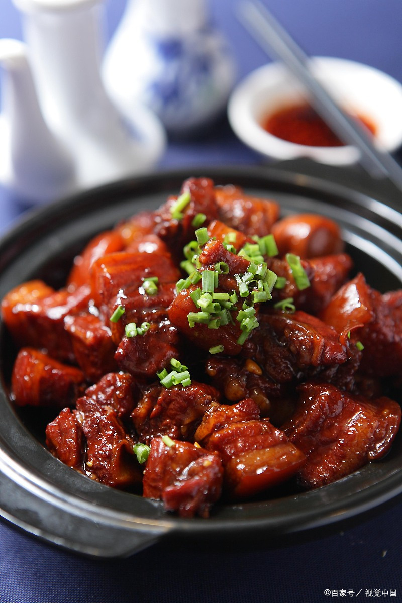 别担心,今天我就来教你们一个简单的梅干菜焖排骨