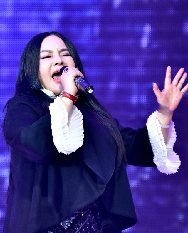 歌手千百惠脸似塑胶变身"黑山老妖"