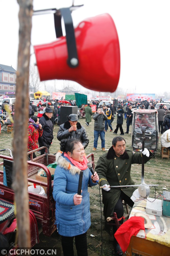 2月17日,民间艺人在河南省宝丰县马街书会会场表演廉政曲艺节目.