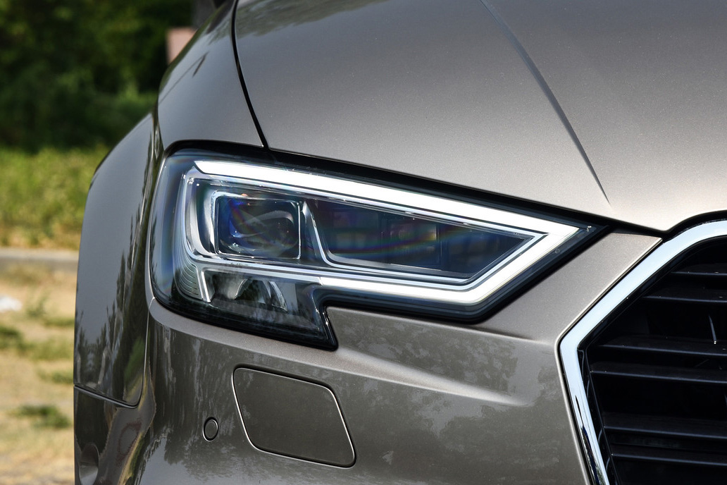 奥迪a3大灯造型锐利,前脸变得时尚动感,内饰设计层次分明